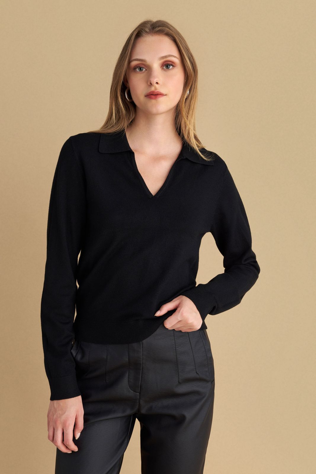 attrattivo - Bluze vishnje ,bezhe ,blu, e zeze  dhe e kuqe me jake V