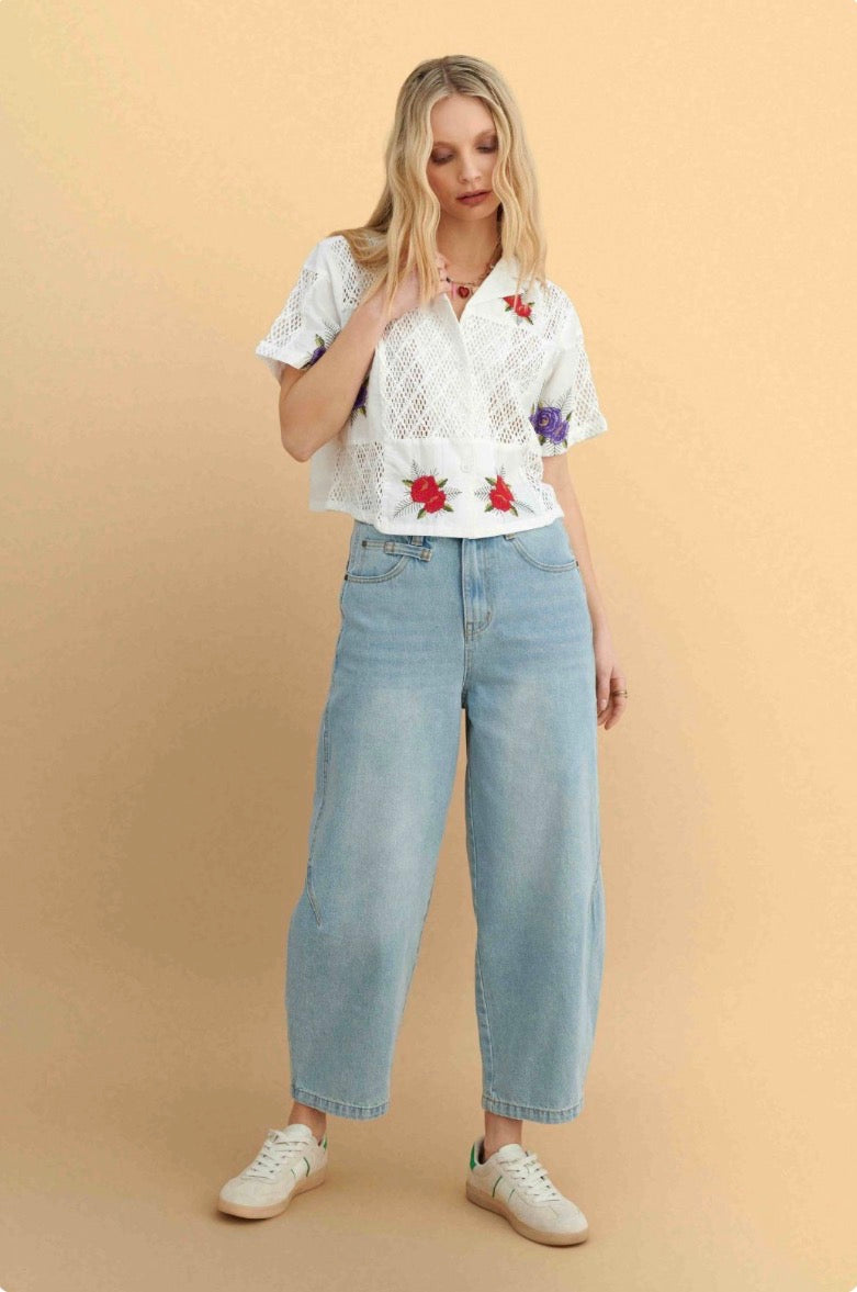 attrattivo - Kemishe e bardhe me menge te shkurta dhe qendisje