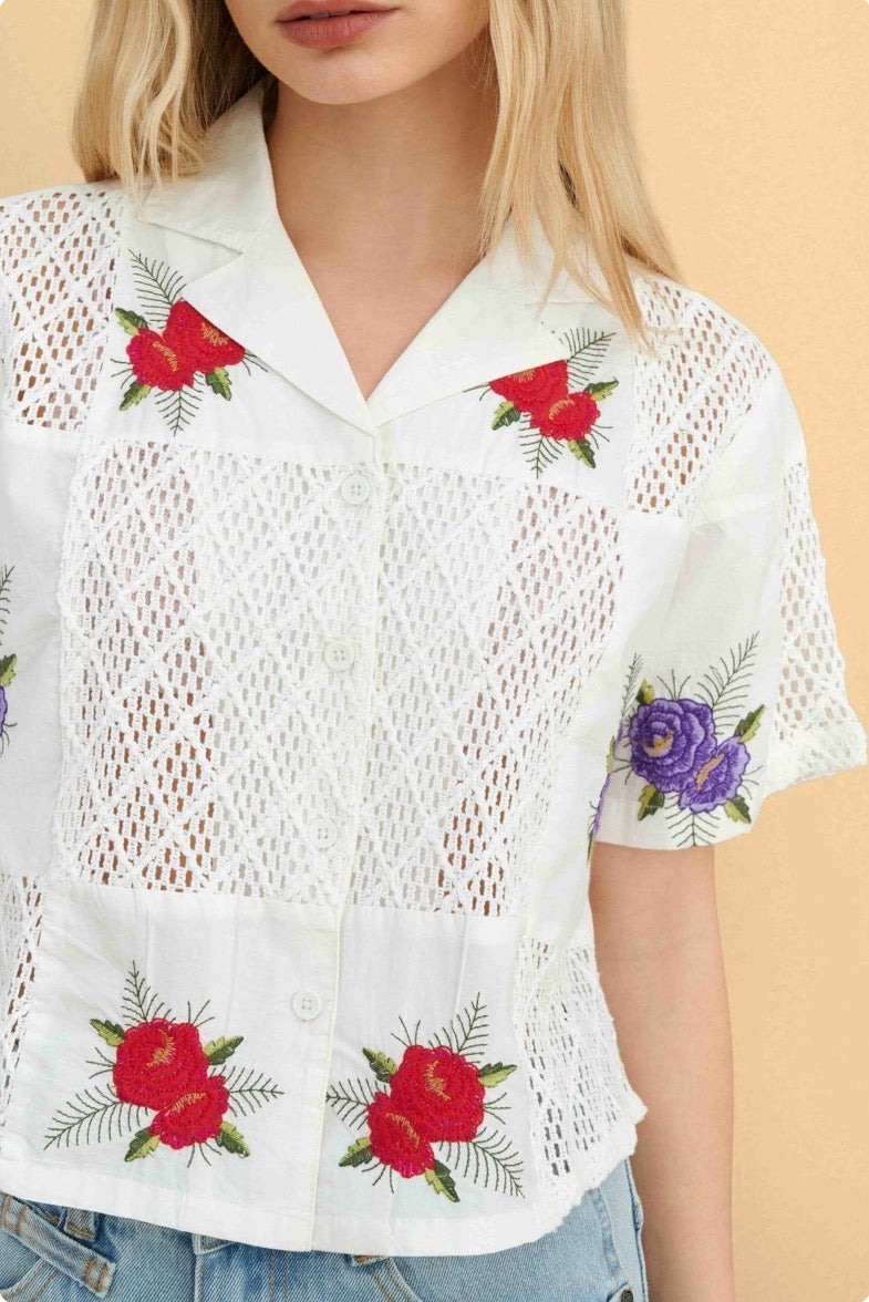 attrattivo - Kemishe e bardhe me menge te shkurta dhe qendisje