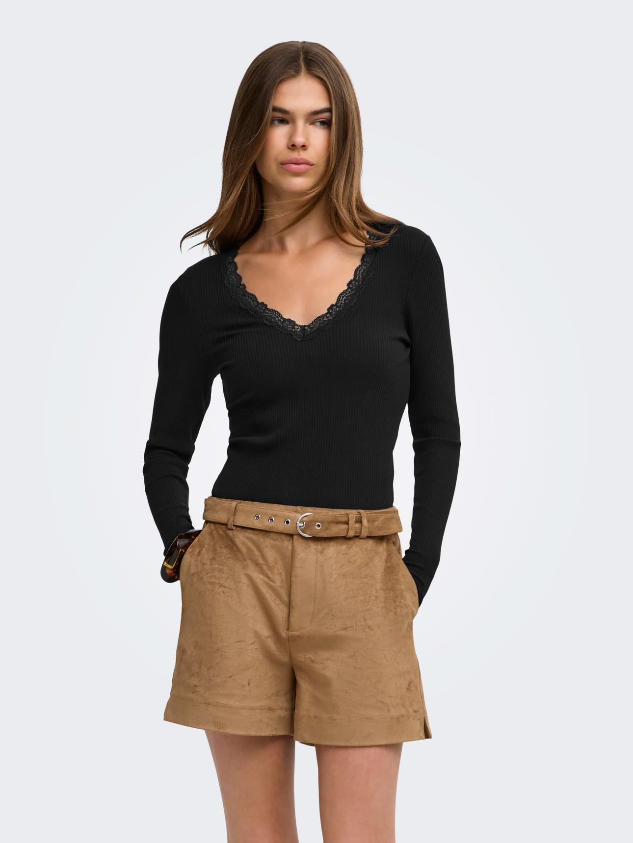 ONLY - Bluze kafe, e bardhe dhe e zeze me detaje dantelle