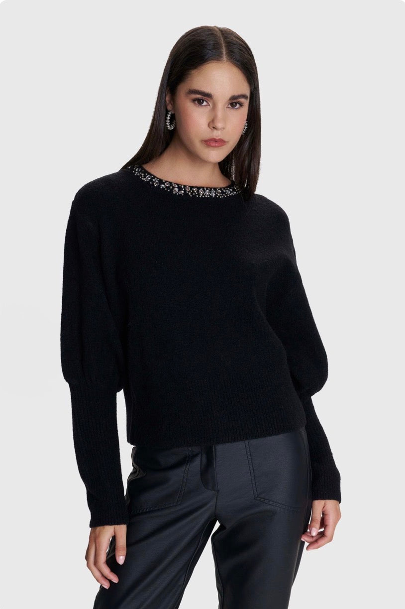 ALE - Pulover e bardhe dhe e zeze me gura dekorative