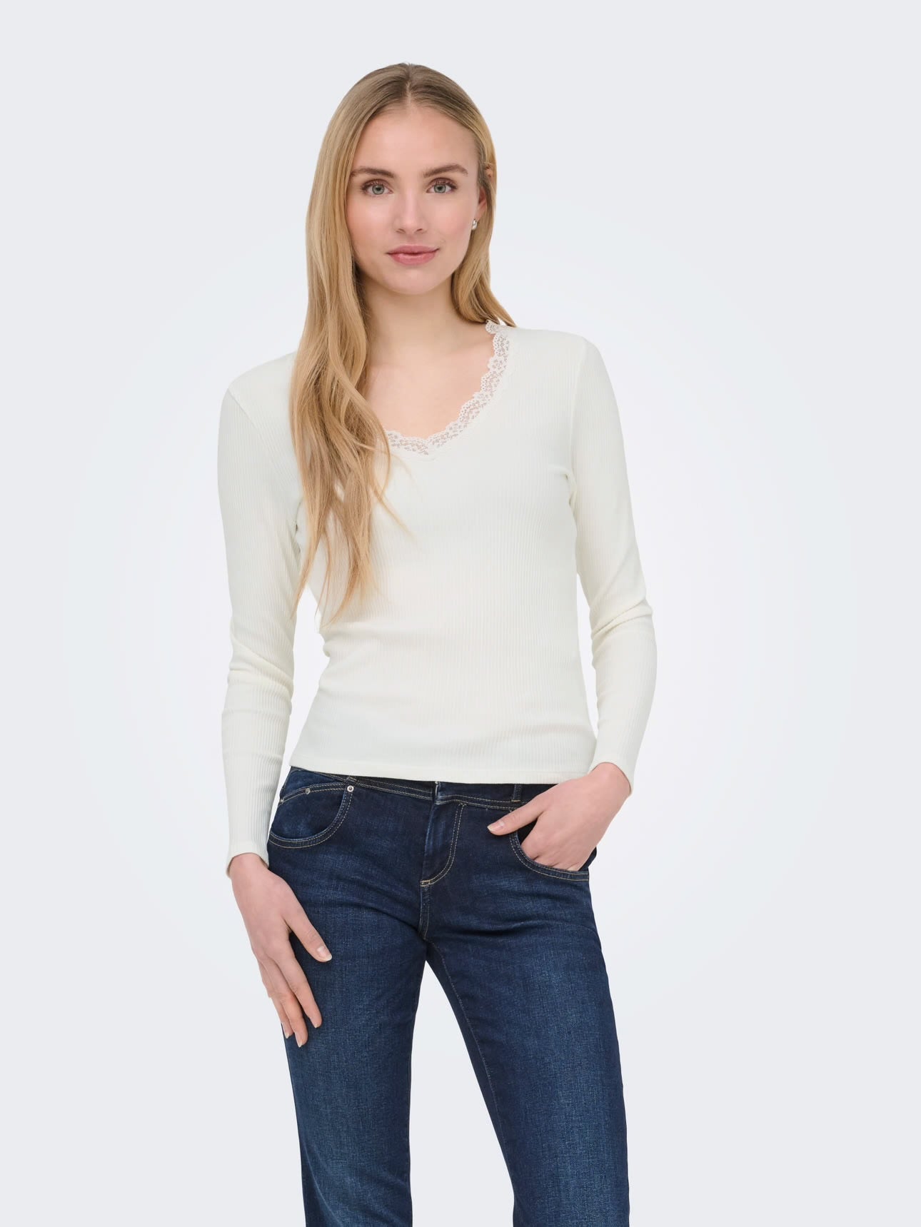 ONLY - Bluze kafe, e bardhe dhe e zeze me detaje dantelle