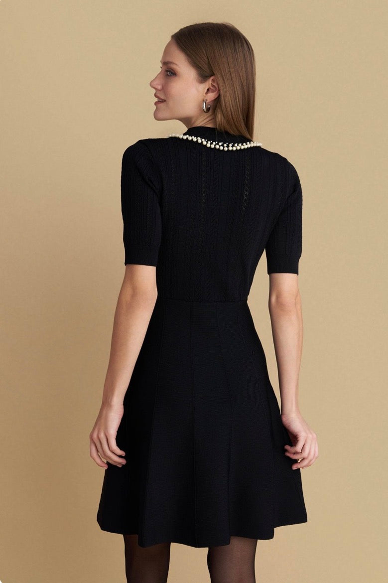 attrattivo - Fustan i shkurter bezhe dhe i zi me perla dekorative