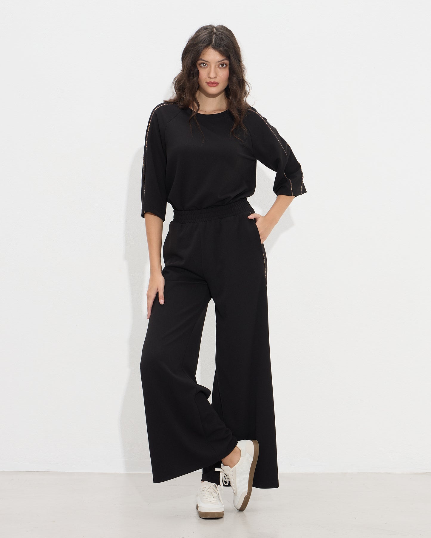 Passager- Pantallona kafe dhe te zeza prerje e gjere me detaje ne ane