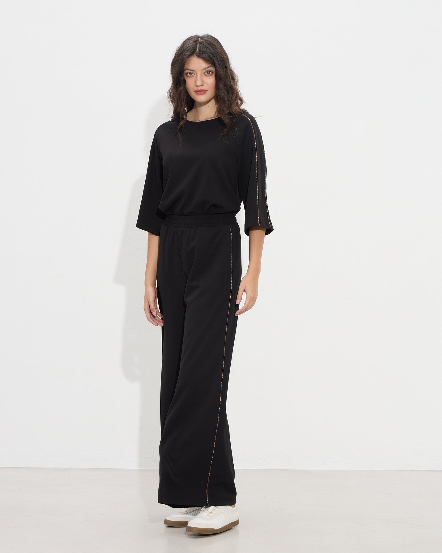 Passager- Pantallona kafe dhe te zeza prerje e gjere me detaje ne ane