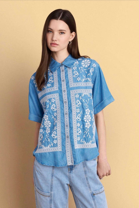 attrattivo - Kemishe blu me menge te shkurta dhe detaje te qendisura