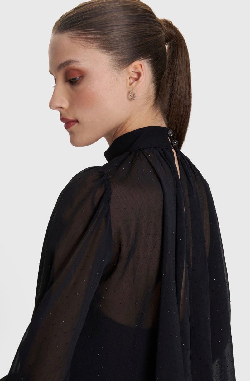 ALE - Fustan i zi i shkurter ne prerje te drejte dhe me detaje tyli