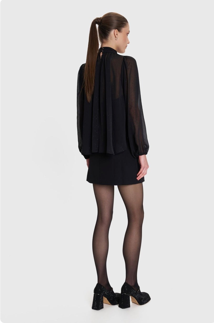 ALE - Fustan i zi i shkurter ne prerje te drejte dhe me detaje tyli