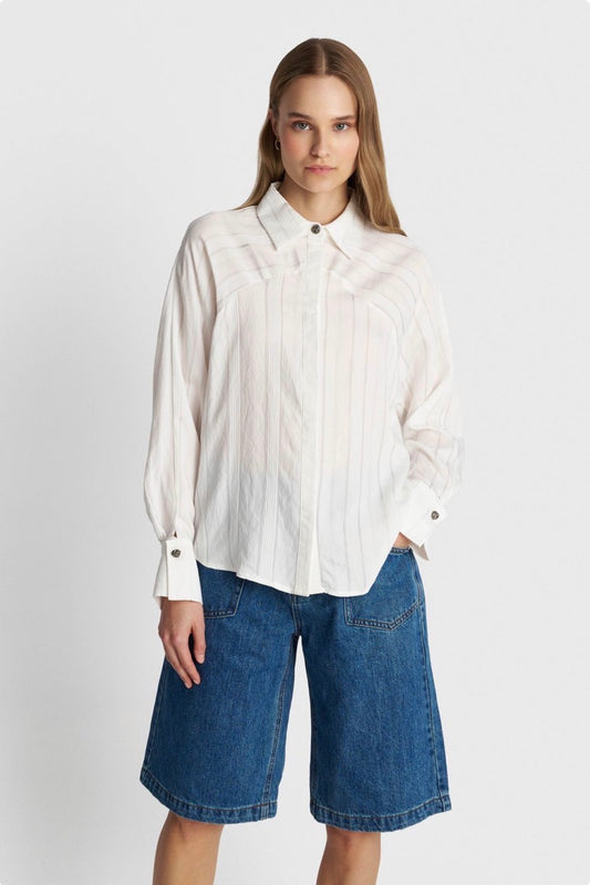 ALE - Kemishe e bardhe me vija dhe kopsa dekorative