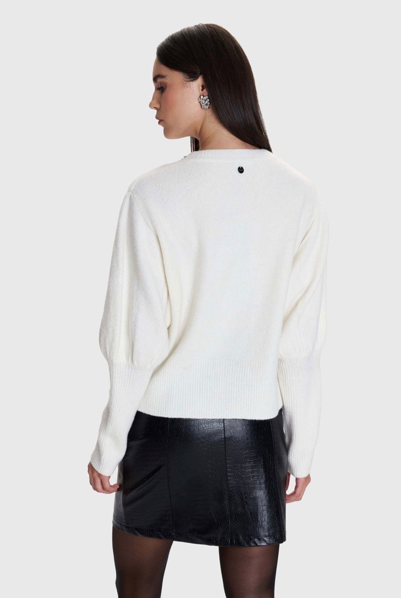 ALE - Pulover e bardhe dhe e zeze me gura dekorative