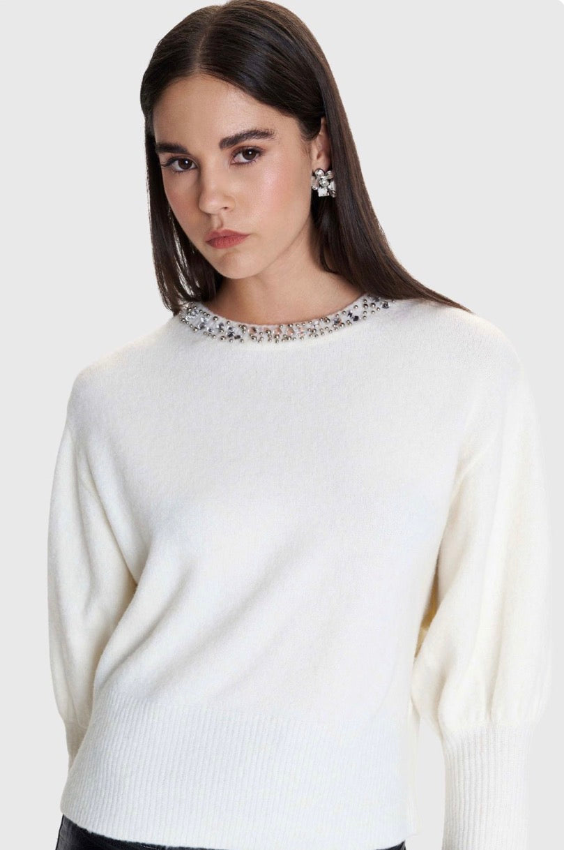 ALE - Pulover e bardhe dhe e zeze me gura dekorative