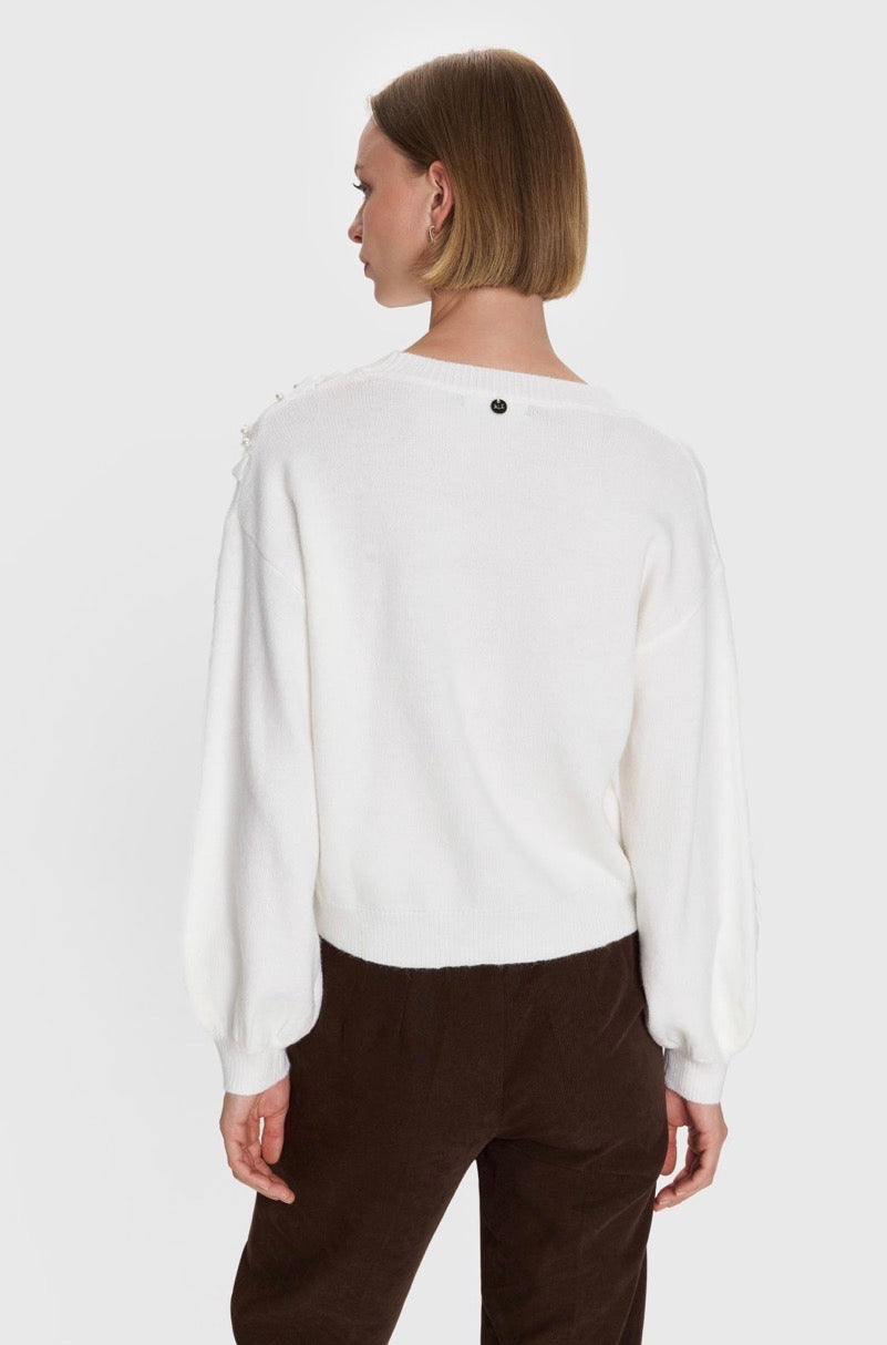 ALE - Pulover e bardhe e thurur me perla dekorative.