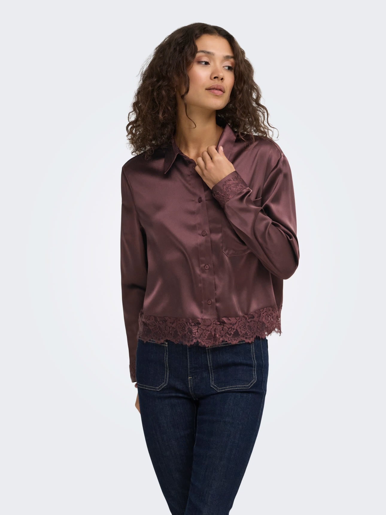 ONLY - Kemishe sateni vishnje dhe e zeze me detaje dantelle