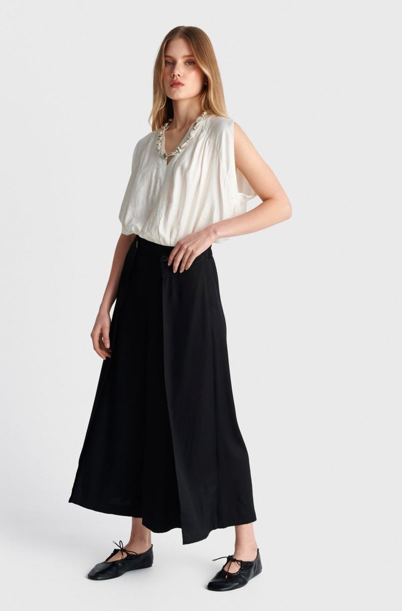 ALE - Pantallona te gjera gri dhe te zeza