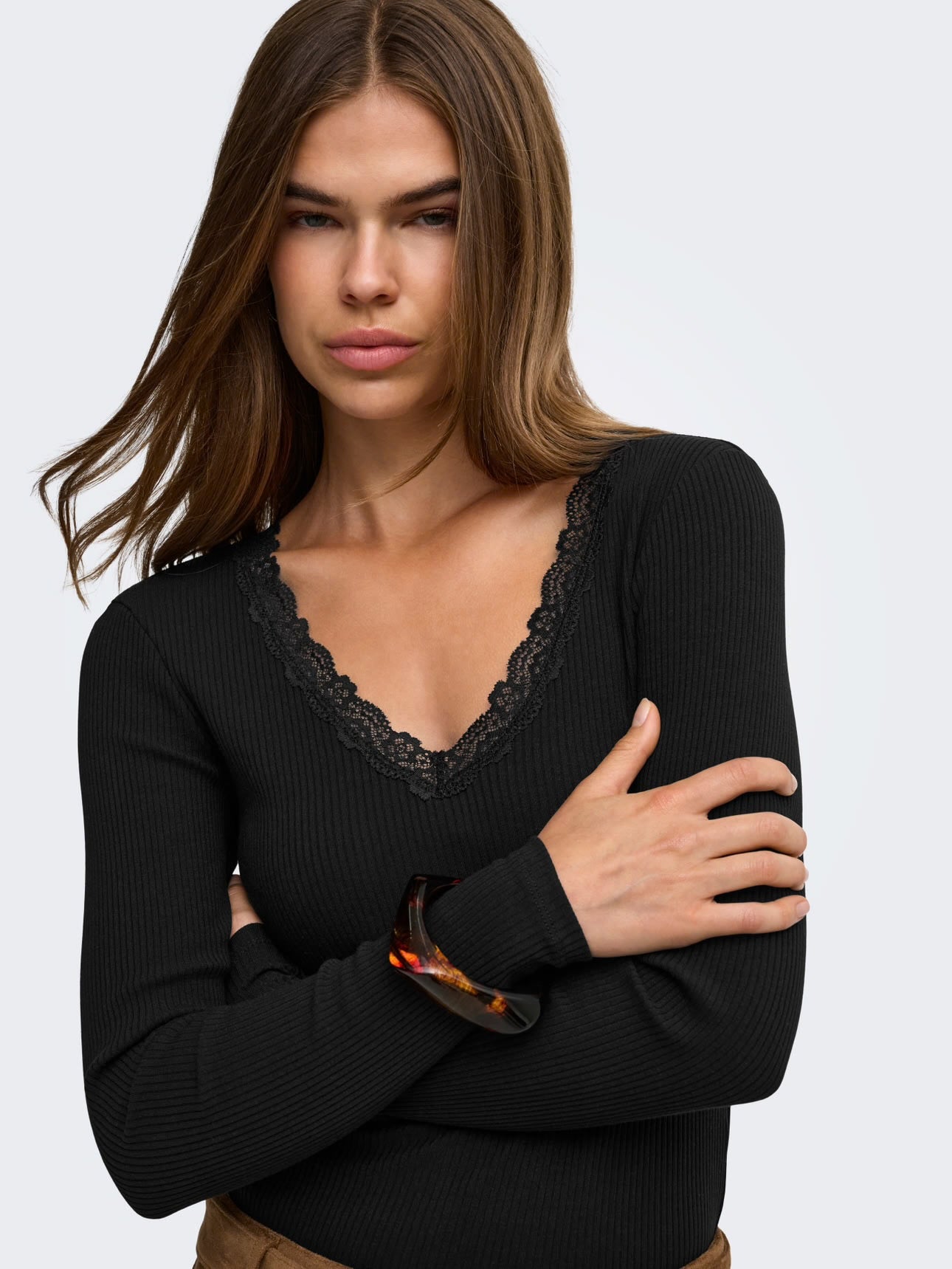 ONLY - Bluze kafe, e bardhe dhe e zeze me detaje dantelle