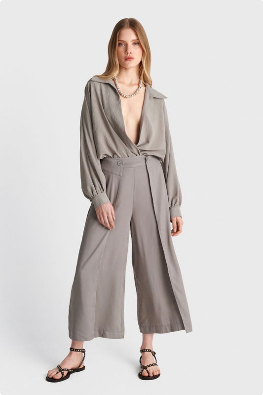 ALE - Pantallona te gjera gri dhe te zeza