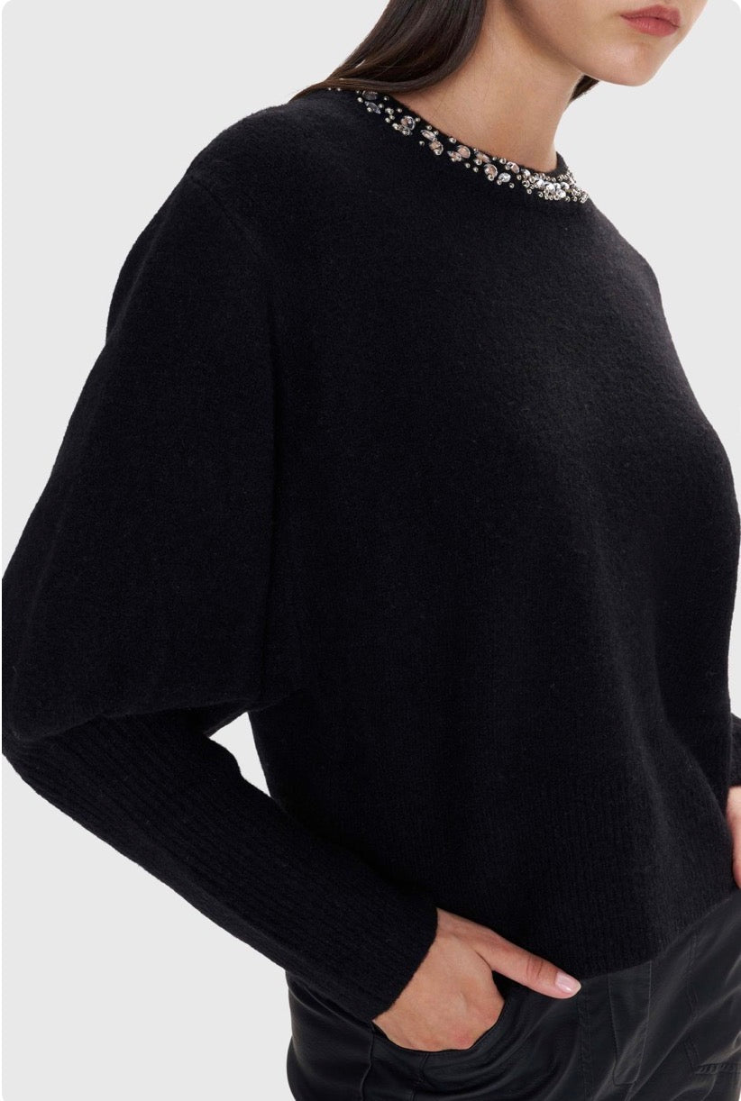 ALE - Pulover e bardhe dhe e zeze me gura dekorative