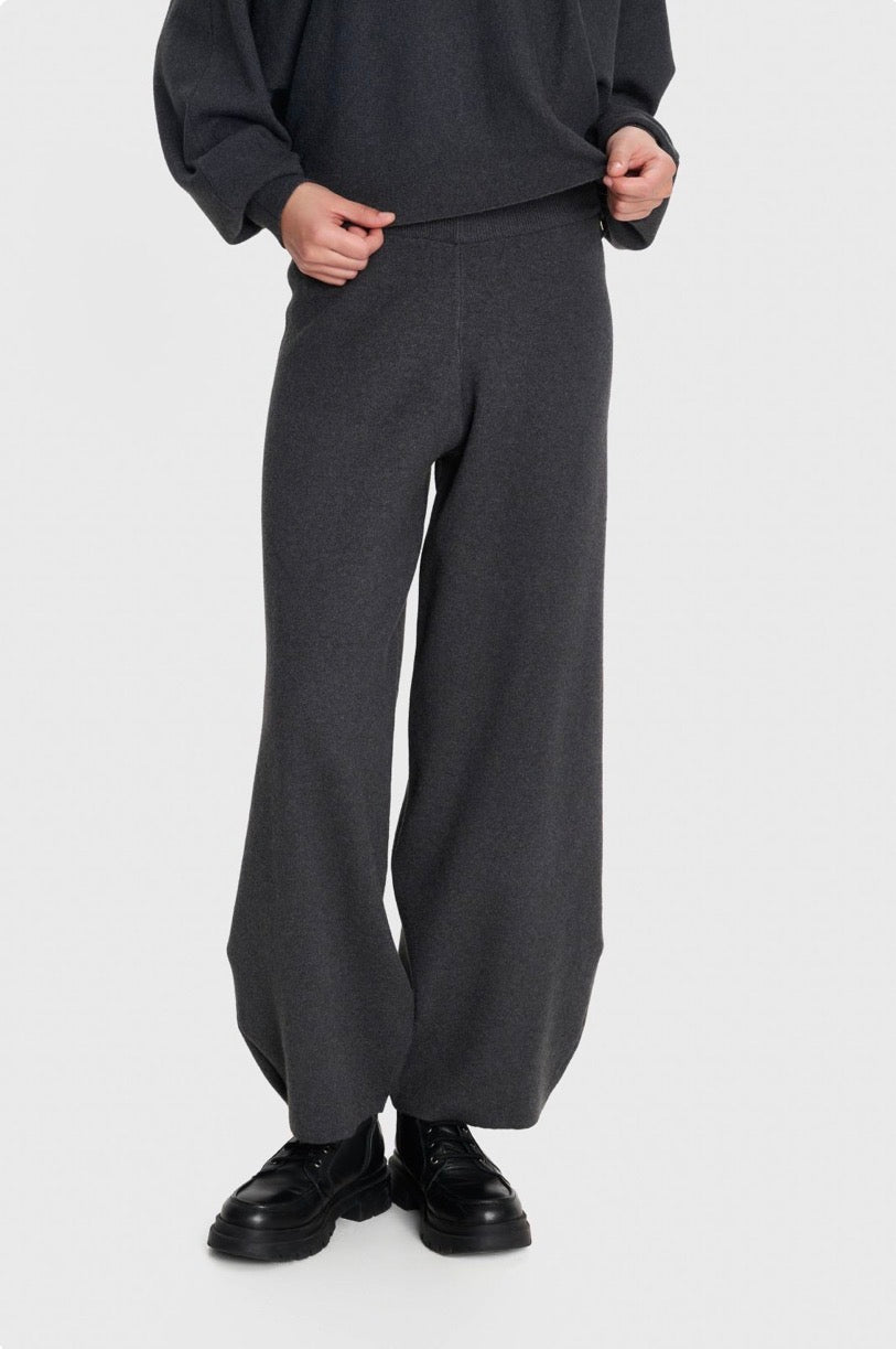 ALE - Pantallona vishnje dhe gri ne prerje te gjere dhe me llastik ne bel