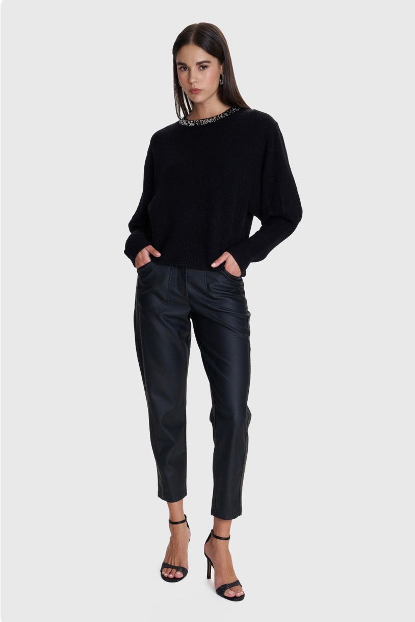 ALE - Pulover e bardhe dhe e zeze me gura dekorative