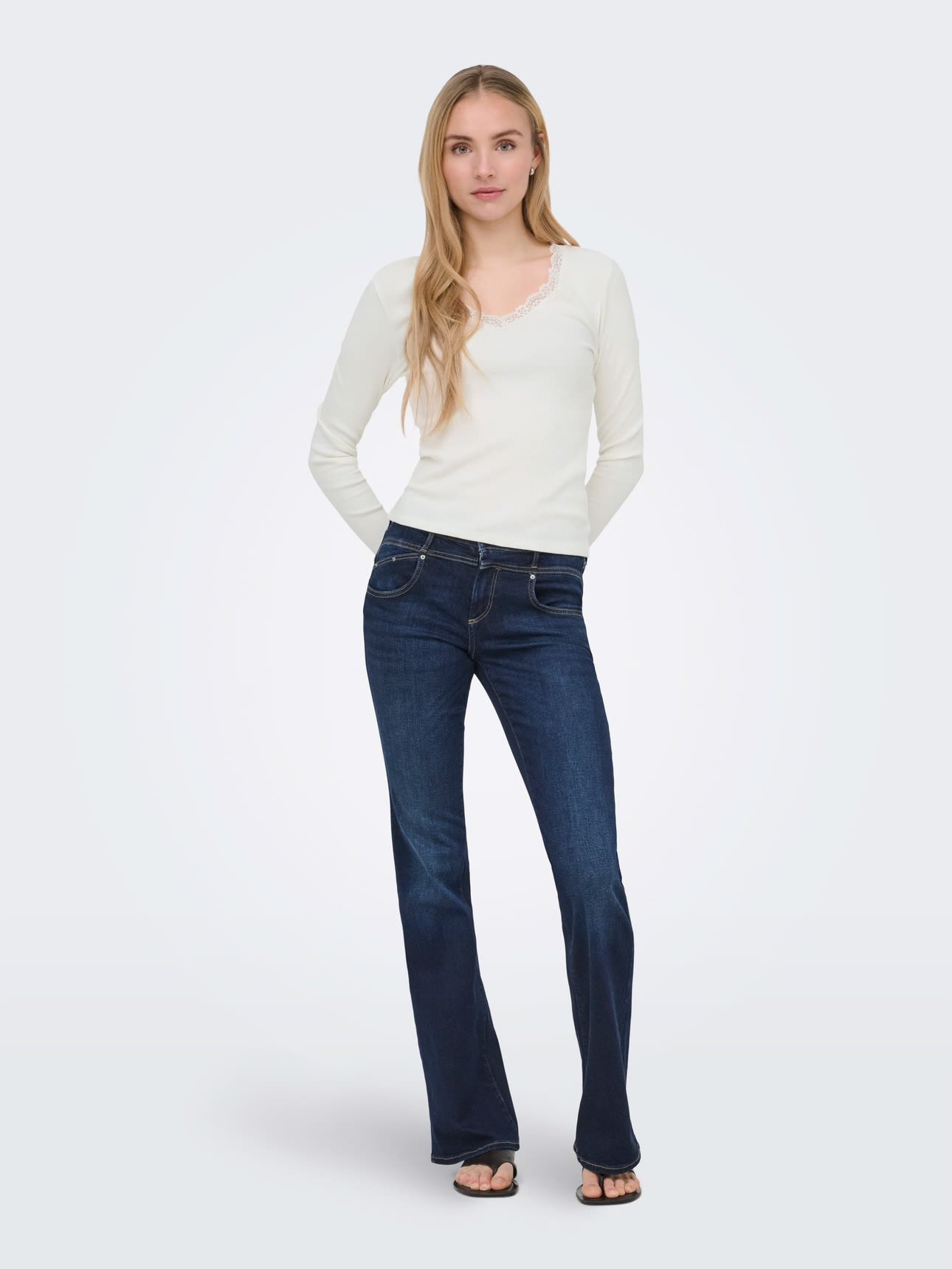 ONLY - Bluze kafe, e bardhe dhe e zeze me detaje dantelle