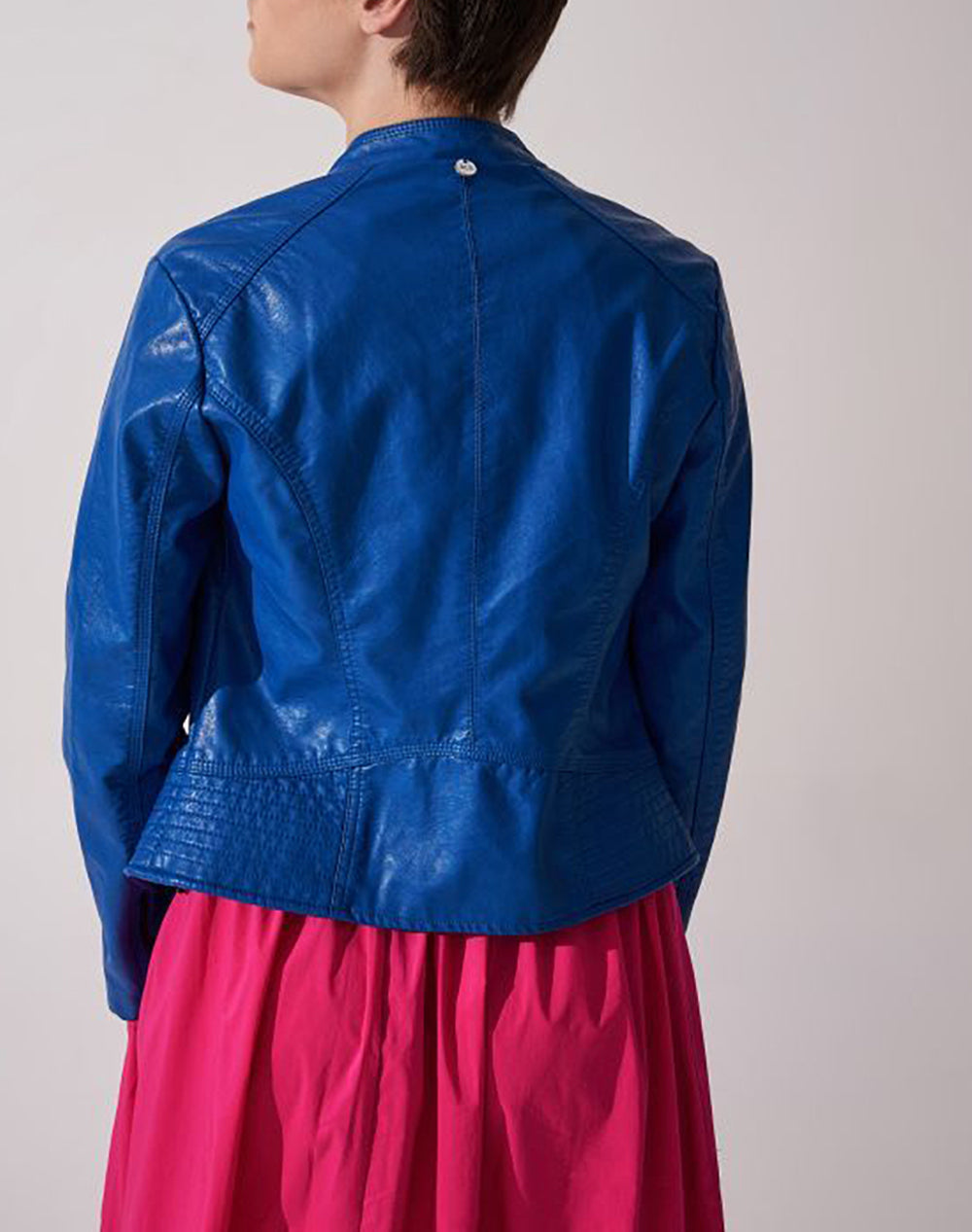 ALE - Xhaketë lëkure në dy ngjyra, blu dhe të zezë.